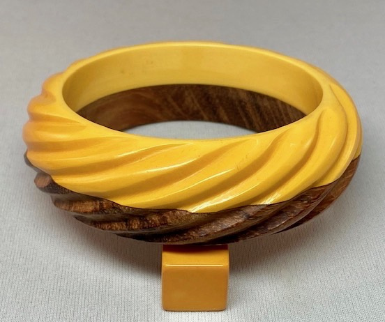 BB220  half wood and corn bakelite sprial carved bangle